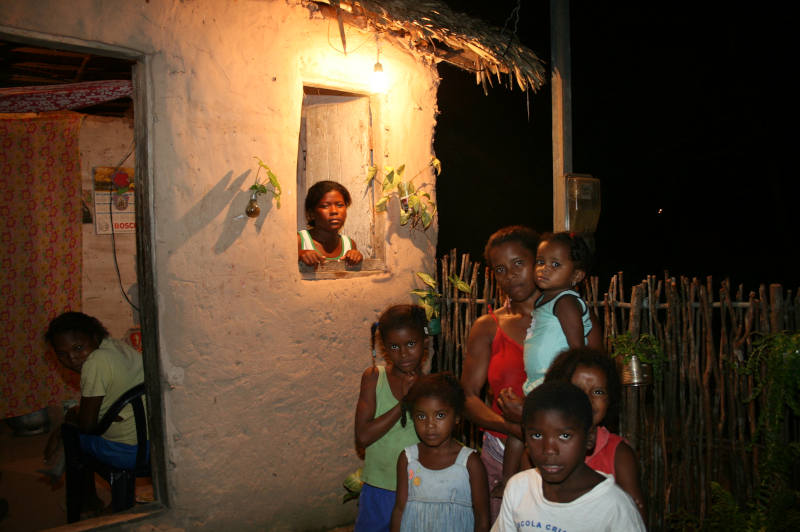 Os remanescentes de quilombolas de Itamatatiua, em Alcântara, no Maranhão, não passam mais as noites na escuridão | Foto: Divulgação MME