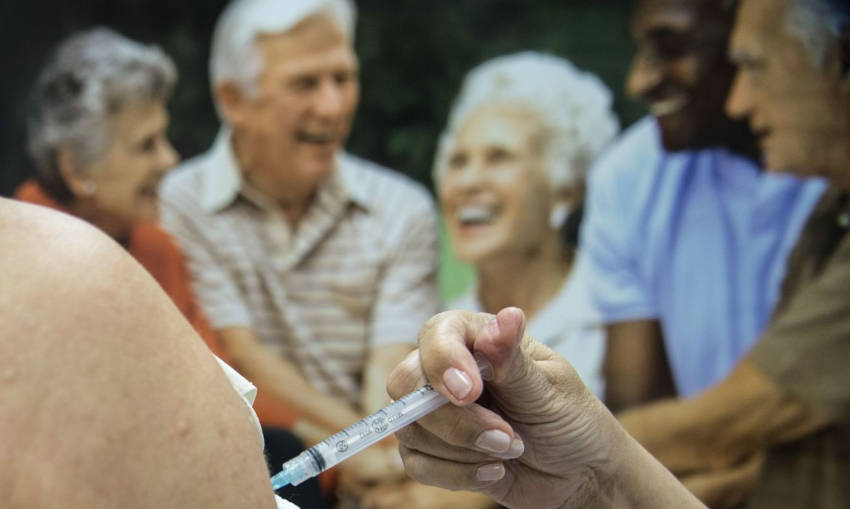 Desde 2004, milhões de idosos recebem gratuitamente por ano a vacina contra o vírus Influenza | Foto: Agência Brasil