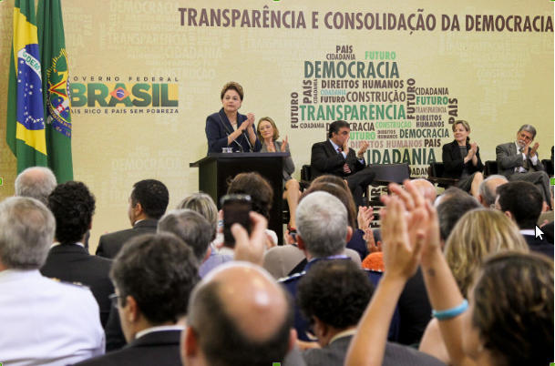 Dilma Rousseff durante sanção da Lei de Acesso à Informação, iniciativa que revolucionou a administração pública brasileira. Foto: Roberto Stuckert