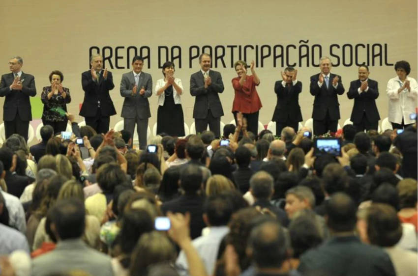 Presidenta Dilma Rousseff assina decreto que cria a Política Nacional de Participação Social. | Foto: Antônio Cruz/Agência Brasil