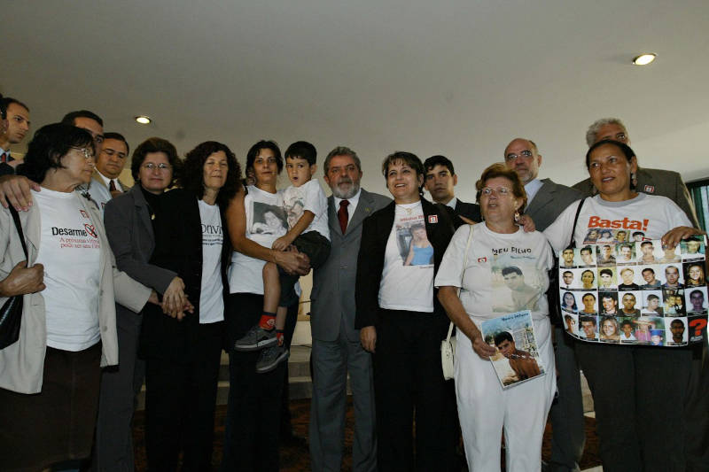 Lula ao lado de parentes de vítimas de arma de fogo durante cerimônia do Estatuto do Desarmamento. Foto: Ricardo Stuckert
