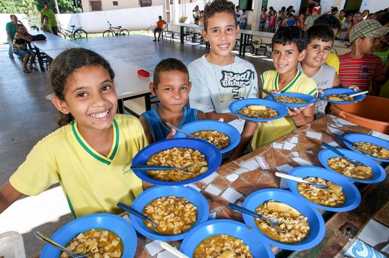 Compra pelo governo de alimentos da agricultura familiar tornou a alimentação de milhares de crianças mais saudável em escolas do interior | Foto: Eduardo Aigner/MDA