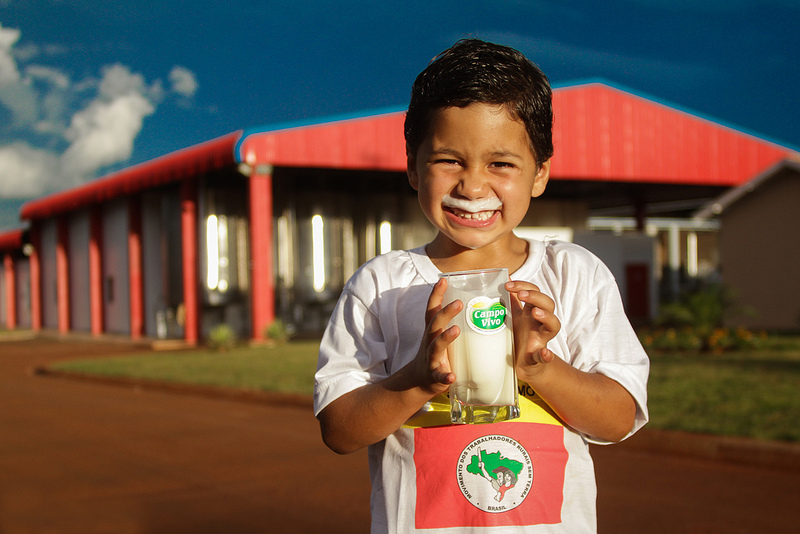 Leite produzido pela agricultura familiar alimenta mais de 700 mil famílias em municípios de Minas Gerais e do Nordeste | Foto: Joka Madruga/Brasil de Fato